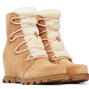 SOREL Joan of Arctic Wedge III Lace Cozy in tan/gum suede leather. New in box!